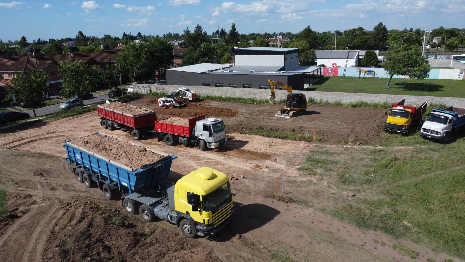 Camión volquete de Suelo Vial transportando material en obra