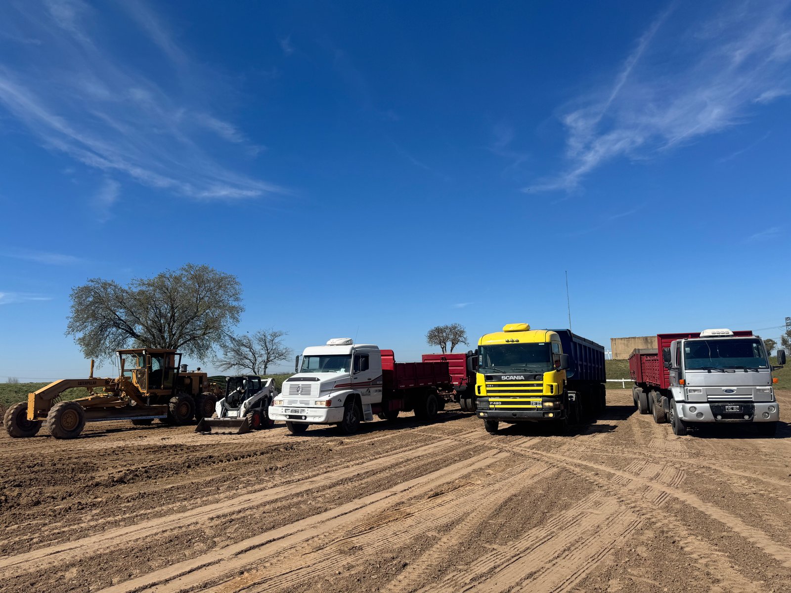 Excavadora de Suelo Vial trabajando en movimiento de suelos